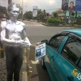 Dilarang Berkeliaran di Jalan, Manusia Silver Malah Membandel