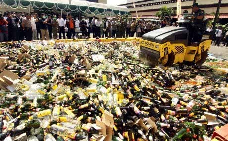 Polisi Musnahkan 7 Ribu Botol Miras dan Narkoba di Makassar