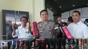  Ratusan Botol Miras Palsu Disita di Cilincing