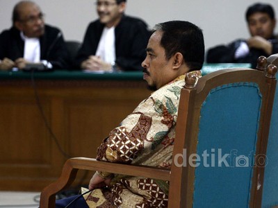 Jaksa Tanggapi Eksepsi Luthfi Hasan