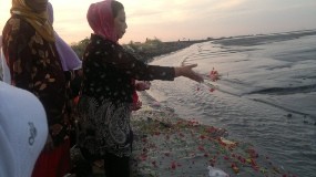 Warga Korban Lumpur Lapindo Nyekar di Kolam Lumpur