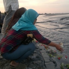 Warga Korban Lumpur Lapindo Nyekar di Kolam Lumpur