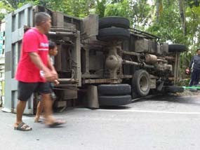 Mobil Boks Terguling Usai Hantam Avanza