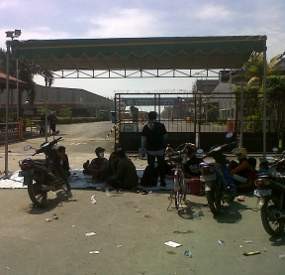 Warga Roomo Dirikan Tenda di Depan PT Smelting Tuntut Kompensasi