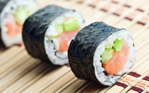 Menyantap Sushi Ternyata Jadi Rahasia Tubuh Fit Atlet Tenis Ini!