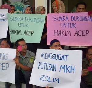 Hakim Acep Dipecat, Warga Pengadilan Gelar Aksi Simpatik