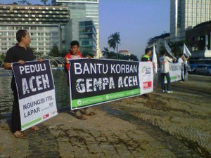 50 Orang Gelar Aksi Peduli Korban Gempa Aceh di Bundaran HI