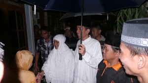 Jokowi Berpayung Berdua Iriana Sapa Warga Menteng Usai Tarawih