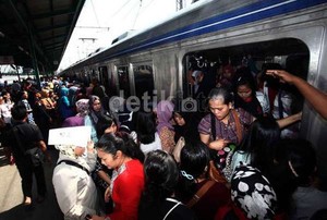 KRL Commuter Line Makin Penuh, KRL Ekonomi Justru Sepi