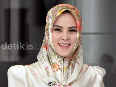 Sambut Ramadan, Angel Lelga Tampil Berjilbab
