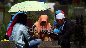 Jelang Puasa, Pemakaman Muslim di Denpasar Dipenuhi Peziarah