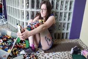 Pasca Diamputasi, Wanita Ini Bikin Kaki Palsu dari Lego