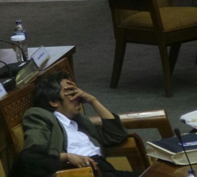 Ruang Paripurna Dingin, Anggota DPR Mudah Mengantuk