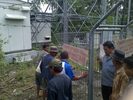 Izin Habis, Tower Operator Seluler di Semarang Disegel Satpol dan Warga