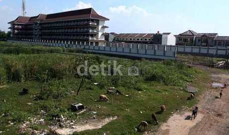 SMPN 289 Dibersihkan, Bau Kotoran Kambing Mulai Hilang