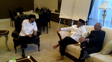 Surya Paloh dan Ical Kompak di Hari Pertama Ramadan