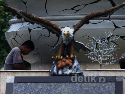 Perbaikan Tugu Adipura Kencana