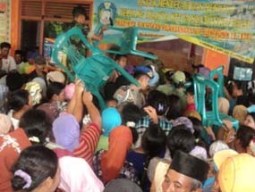 Penerima Balsem di Situbondo Diprotes, Dua Nenek Pingsan