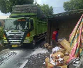 Truk Muat Bahan Bangunan Terguling Setelah Tabrak Pohon