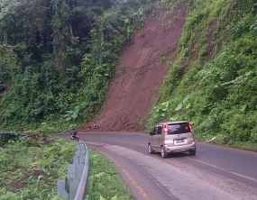 Jalur Selatan Gumitir Longsor, Lalin Sempat Macet 2 Km