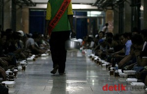Selama Ramadan, Masjid Istiqlal bagikan 3.000 Takjil Gratis Tiap Hari