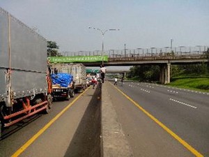 Ini Kemacetan Akibat Demo yang Menutup Tol Cikampek