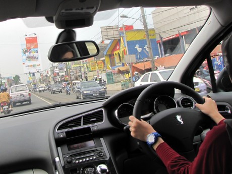 Mau Berbuka Puasa, Tapi Masih di Belakang Kemudi?