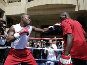 Petinju Floyd Mayweather Dihadiahi Mercy oleh Sang Ibu
