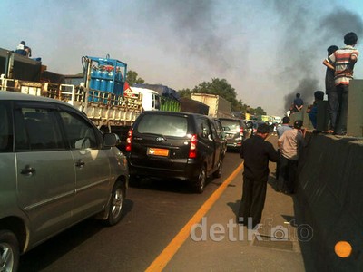 Diblokir Warga, Tol Cikampek Mengular Panjang
