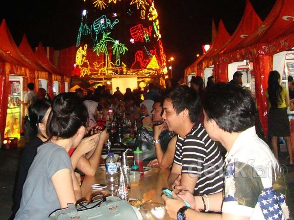 Buka Puasa Bersama di Bawah Pohon Natal