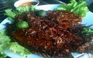 Dapoer Warso: Hangat Gurih Gurame Bakar di Kebun Durian