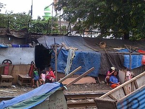 Susahnya Menertibkan Penghuni Gubuk di Pinggir Rel di Tanah Tinggi