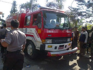 Mobil Damkar Salurkan Air ke LP Tanjung Gusta, Napi Tepuk Tangan