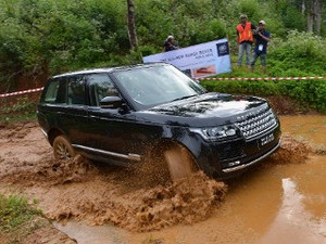 Kotor-kotoran di Lumpur dengan Range Rover Termahal