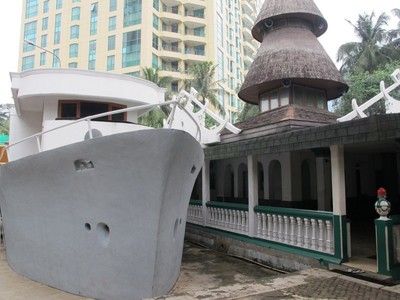 Ada Masjid Berperahu di Tengah Kota Jakarta!