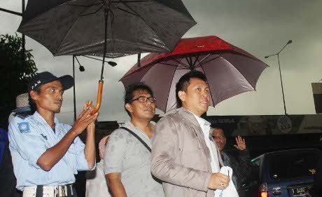 Bagikan Makanan Berbuka Puasa, Eko Patrio Rela Hujan-hujanan