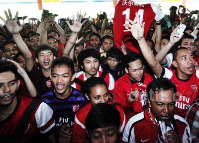 Merahkan Halim, Ratusan Fans Sambut Kedatangan Arsenal