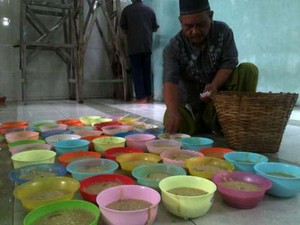 Takjil Bubur India Berusia 200 Tahun Khas Masjid Jami Pekojan Semarang