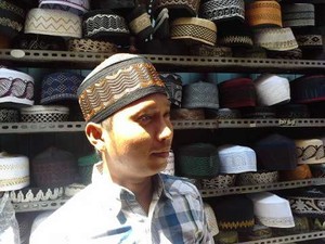 Kopiah Uje Laris Manis di Wisata Religi Sunan Ampel