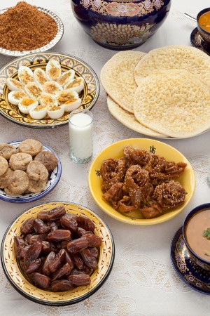 Saat Makan Menu Berbuka, Lakukan Trik Ini Agar Tetap Sehat dan Langsing!