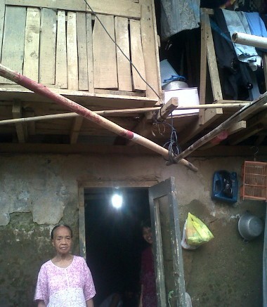Derita Nenek Kampung Pulo, Tidur Basah-basahan Kayak Ikan