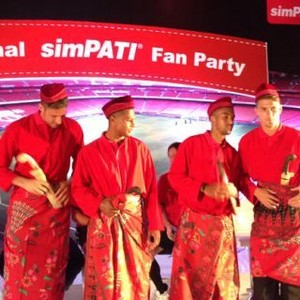 Ketika Pemain-Pemain Arsenal Didandani Pakaian Adat oleh Fans