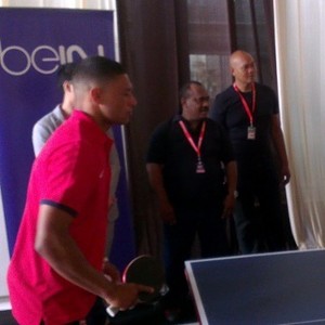 Jumpa Fans, Oxlade-Chamberlain & Szczesny Sempatkan Main Tenis Meja