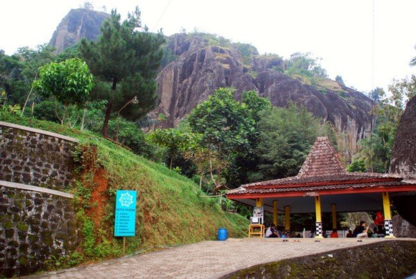 Ini Baru Beda Buka  Puasa di Atas  Gunung Api Purba