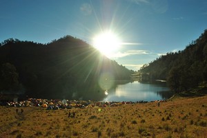Pagi Hari di Ranu Kumbolo, Indahnya Bak Magis!
