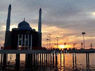  Ngabuburit di Masjid Terapung Pantai Losari
