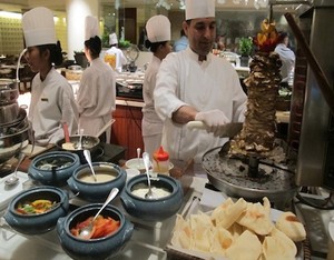 Tiga Orang Chef Mesir Racik Chicken Shawarma dan Tabbouleh Untuk Berbuka Puasa