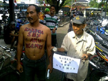 Tersinggung Masuk Daftar Penerima BLSM, Ketua RT Demo Bertelanjang Dada