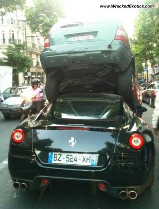 Ferrari 599 GTO dengan Mercy M-Class di Atasnya