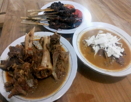  Warung  Sate H Giyo Mengobati Kangen Sate Kambing dan 